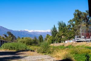 Estero Troncó y de fondo la Cordillera de Los Andes